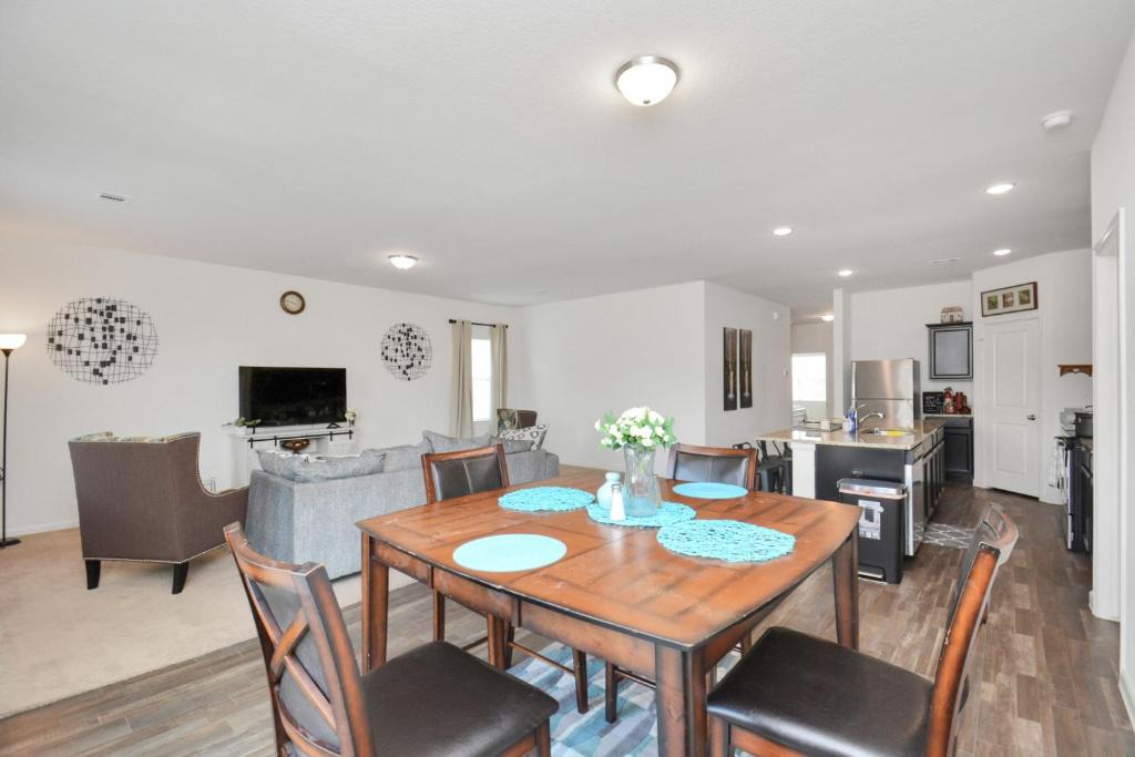Katy House | CHARMING 4 BEDROOMS BROOKSHIRE/KATY WITH GYM