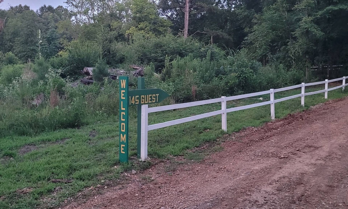 Columbus House | Charming 5-bedroom hotel with AC, WiFi in serene Fulton, Arkansas.