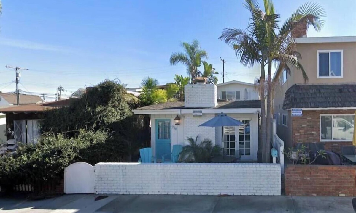 West Newport Cottage | Charming Beach Cottage Duplex-Huge Upper Level