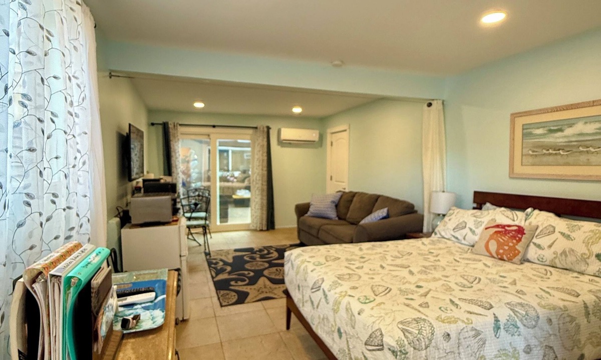West Newport Apartment | Charming bungalow in Npt Bch , Dog Friendly, walk to eateries AIR CONDITIONER