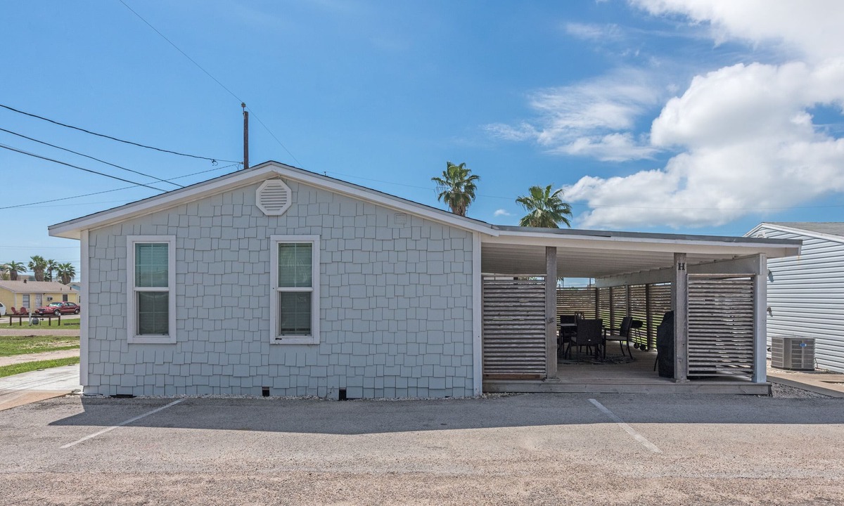 Old Town Cottage | Charming cottage! Awesome covered patio, walking distance to the beach, golf ca