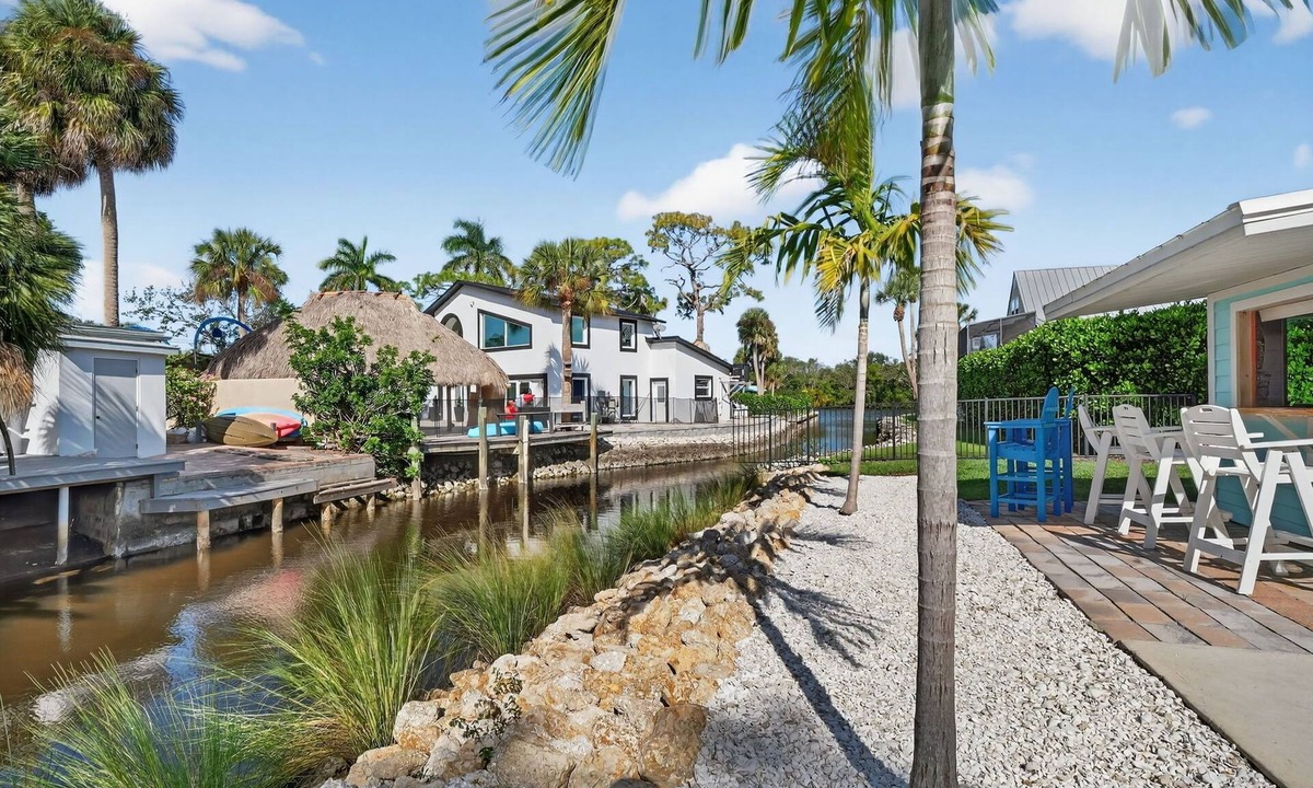 Bonita Shores Cottage | Charming cottage with views of the Imperial River