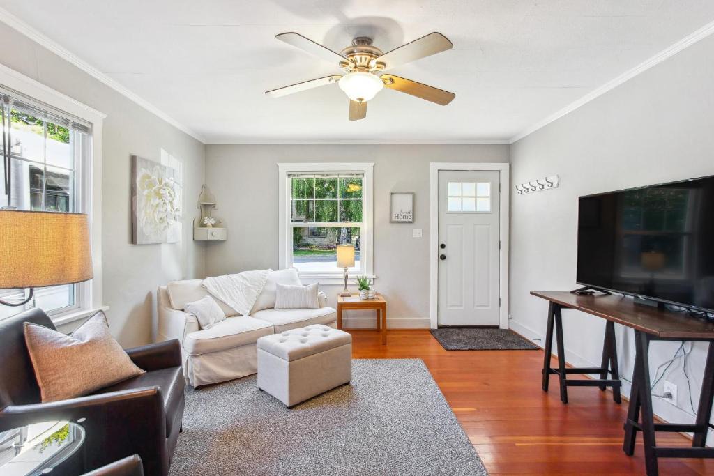 Eugene House | Charming Eugene Retreat Private Hot Tub and Yard!