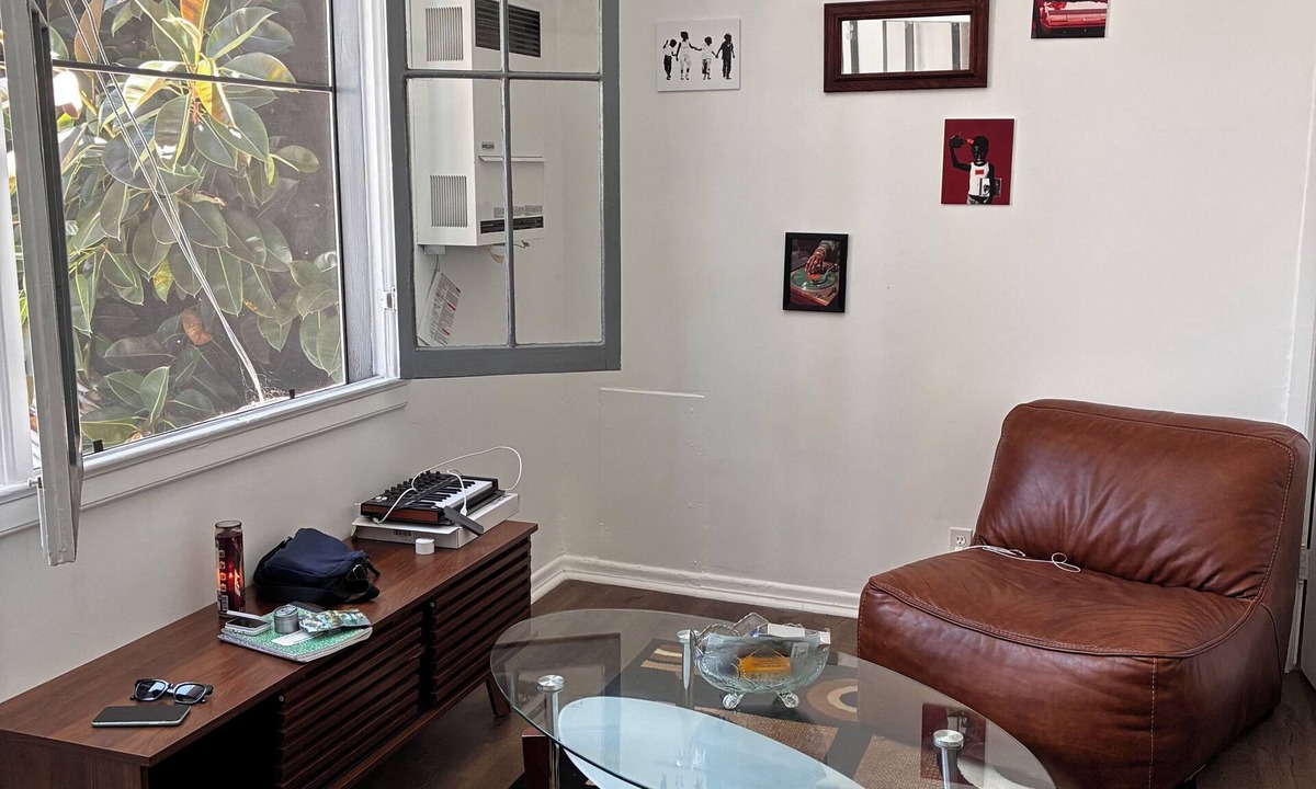 Westlake Apartment | Charming fully furnished apartment in beautiful Los Angeles with cool AC breeze