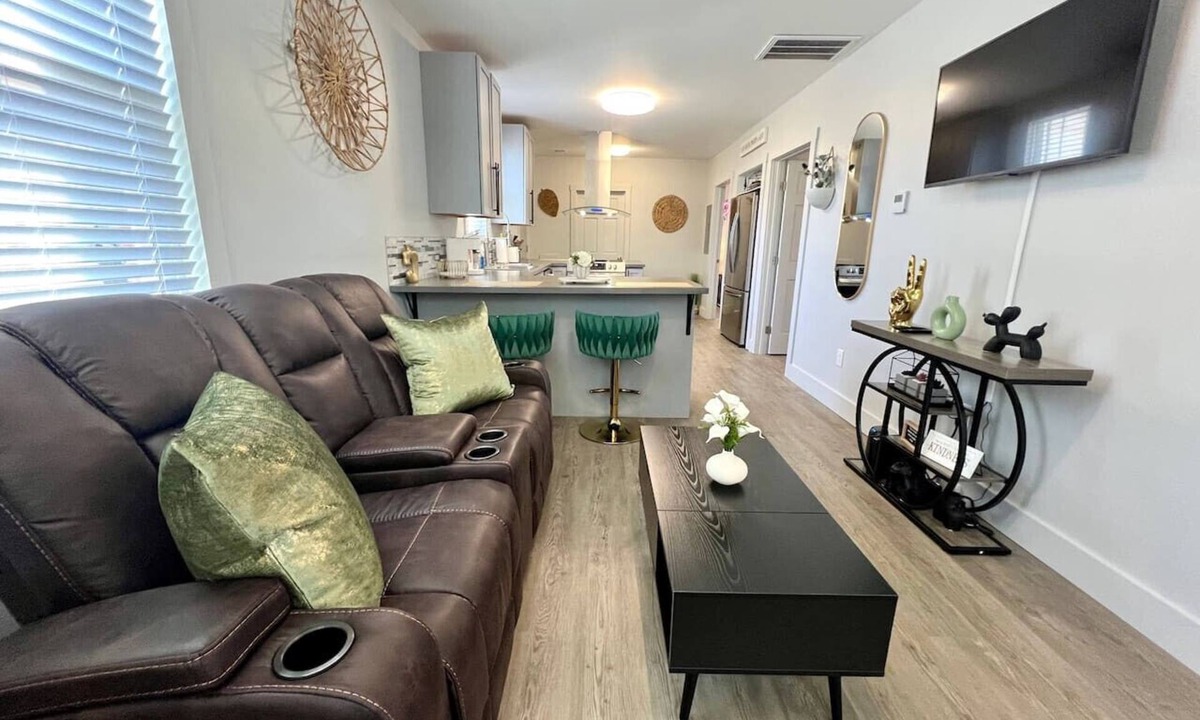Earlewood House | Charming Getaway Near Downtown
