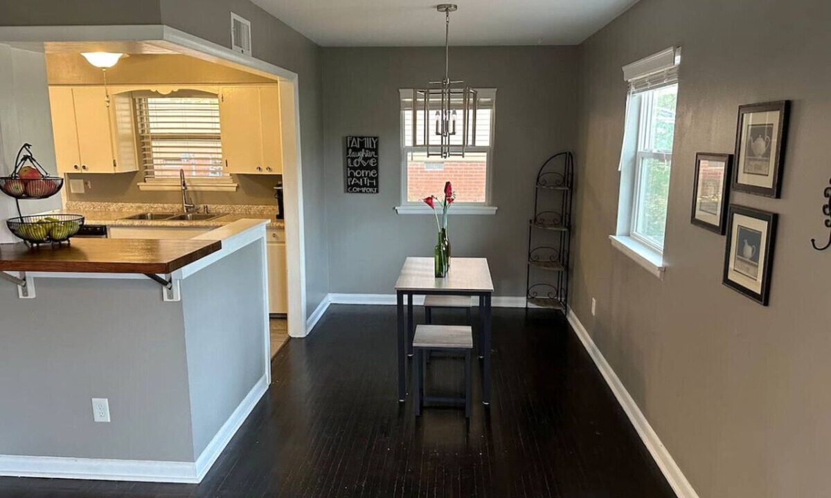 Hillcrest House | Charming Hillcrest Dollhouse