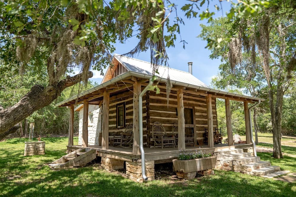 New Ulm Cabin | Charming Historic Cabin with Wood-Burning Stove near StarHill Farms in Texas