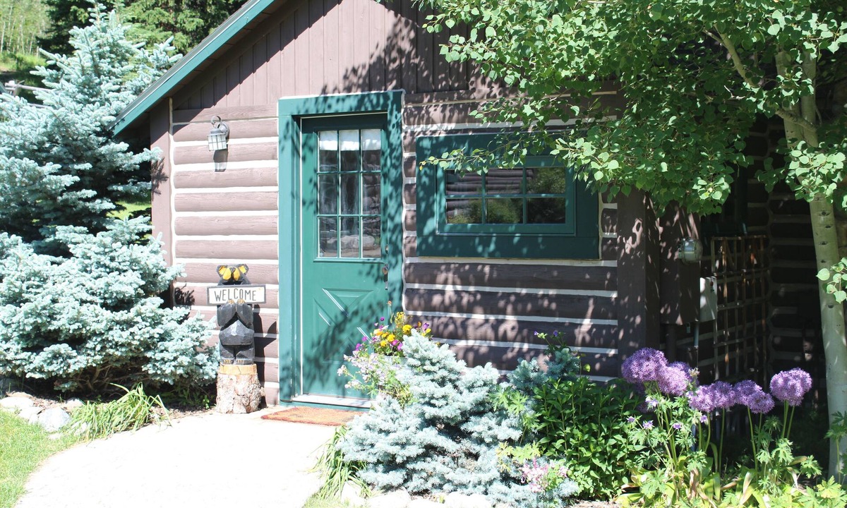 Bozeman House | Charming Log Cabin In Beautiful Cottonwood Canyon, Just Outside of Bozeman