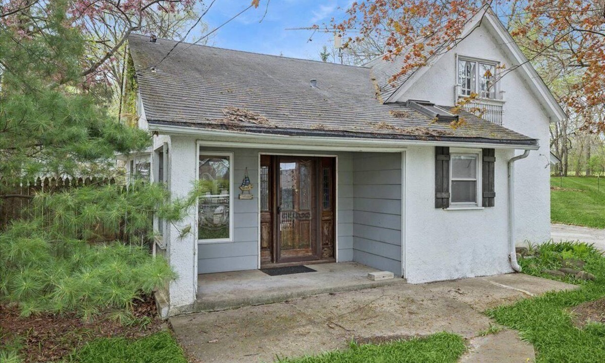 McHenry Cottage | Charming Old World Cottage, Pistakee Bay
