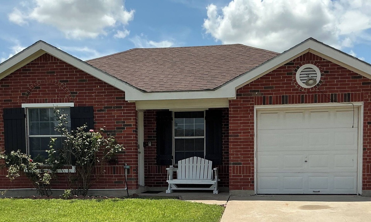 Brownsville House | Charming & Spacious 4-bedroom homr with AC, WiFi, Lots of Parking in Brownsville