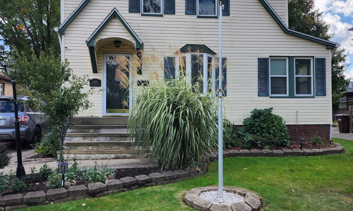 Parma House | Charming Spacious & Affordable. Gem of Parma! Modern space superbly clean.
