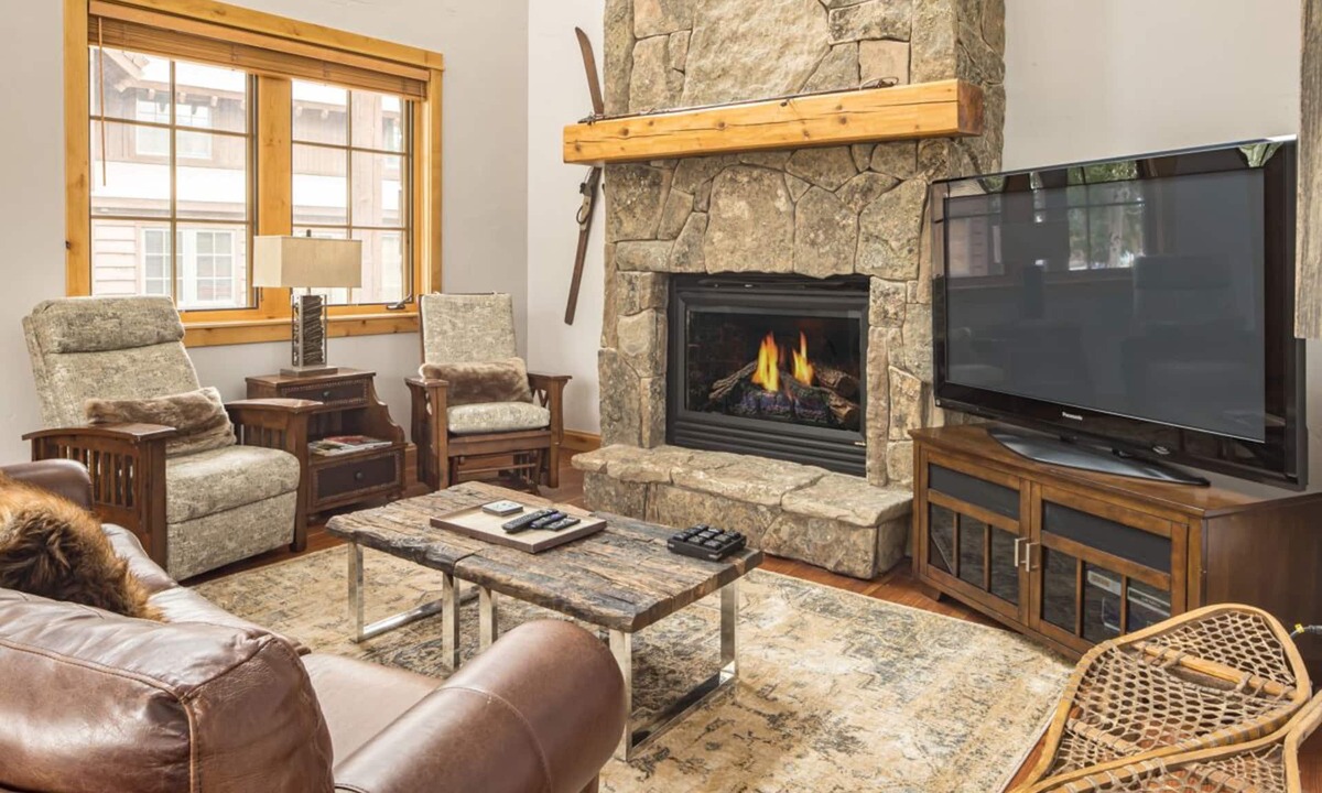 Big Sky House | Charming Townhome with Mountain Views, Wifi and Garage!