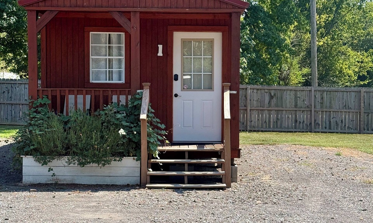 Plainview Cabin | Cheerful cabin with KING bed and WiFi, AC in charming Plainview