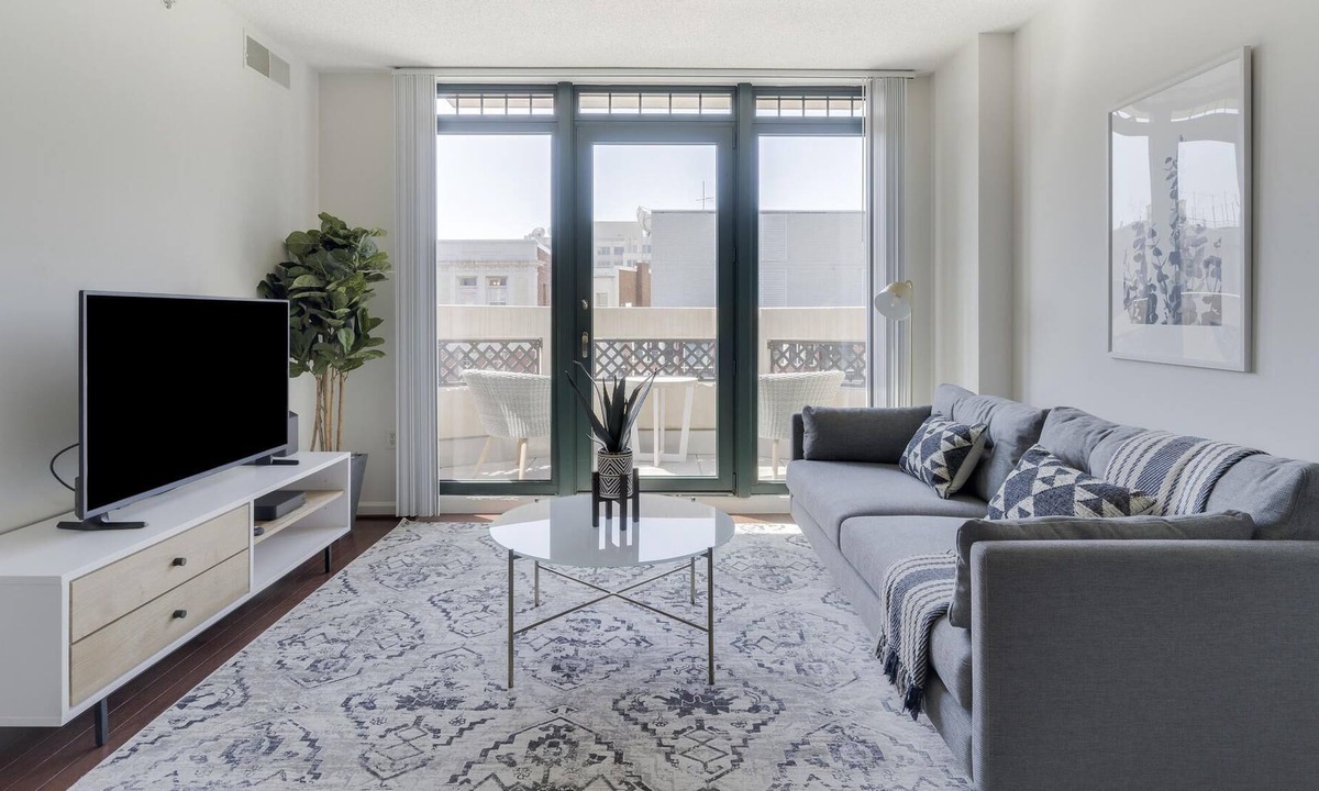 Logan Circle Apartment | Chic 1BR in DC near Metro, Gym + Rooftop Pool