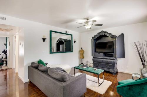 Knox - Henderson House | Chic Dallas Condo w/Pool, Walk to Knox Street!