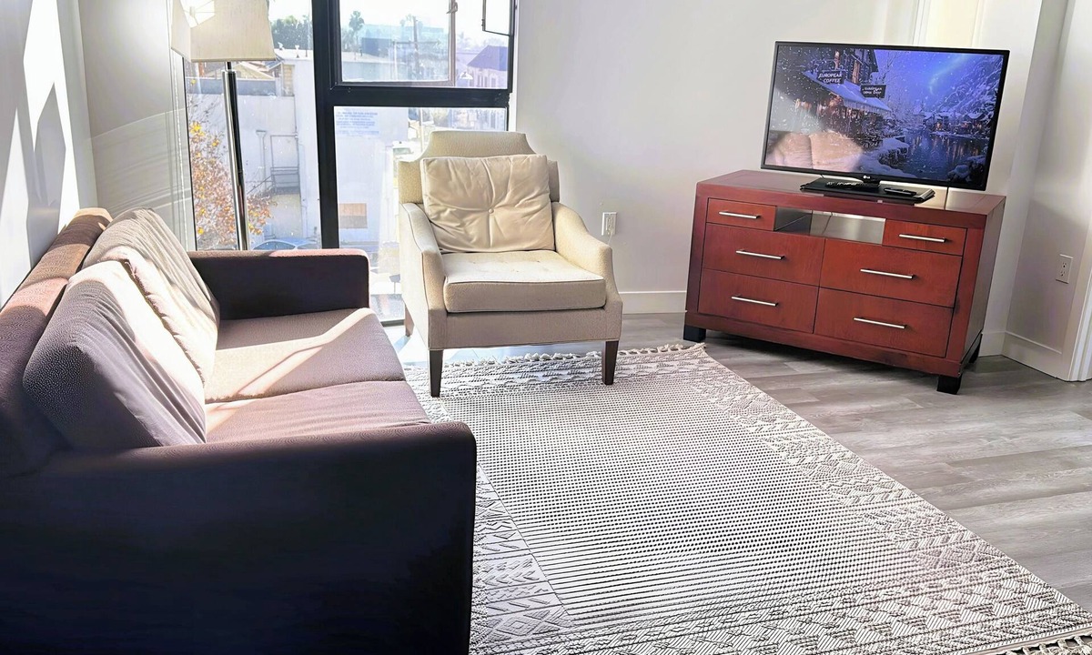 Fairfax District Apartment | Chic Hollywood 2BR Exclusive Residence: Complimentary AC, WiFi & Parking