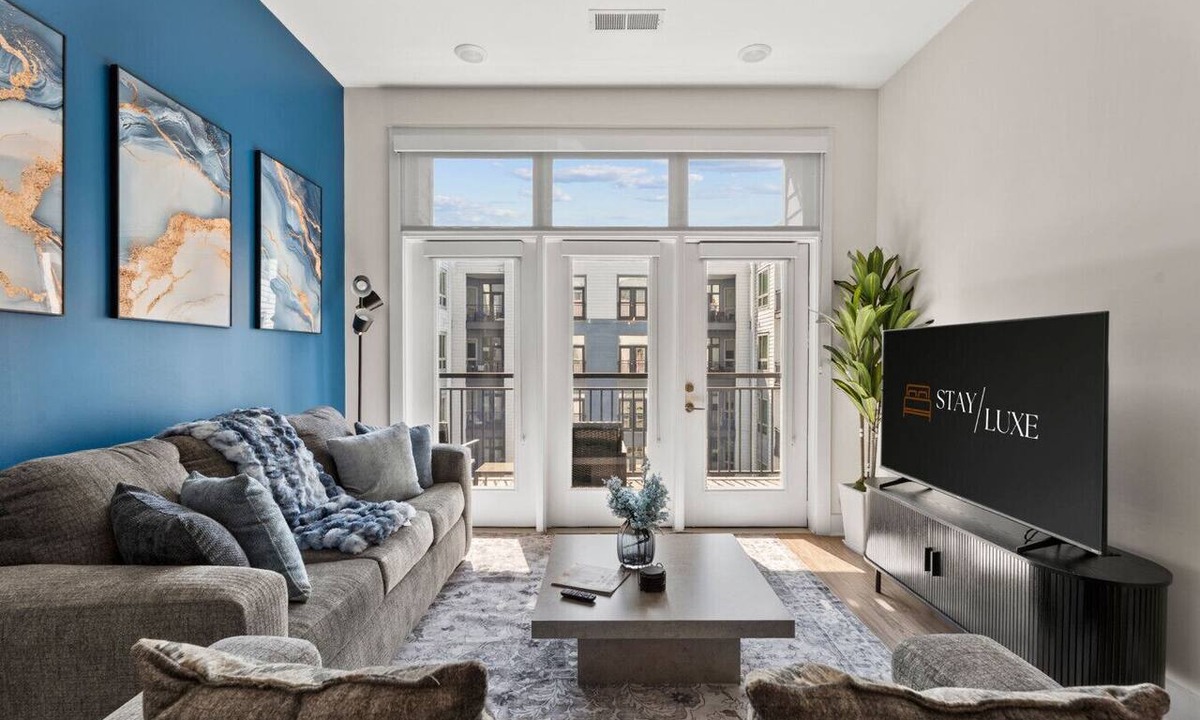 Second Ward Apartment | City Lights Retreat - Pool, Central, Free Parking