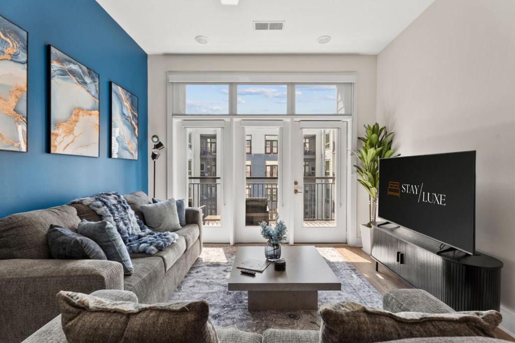 Second Ward Apartment | City Lights Retreat - Pool, Central, Free Parking