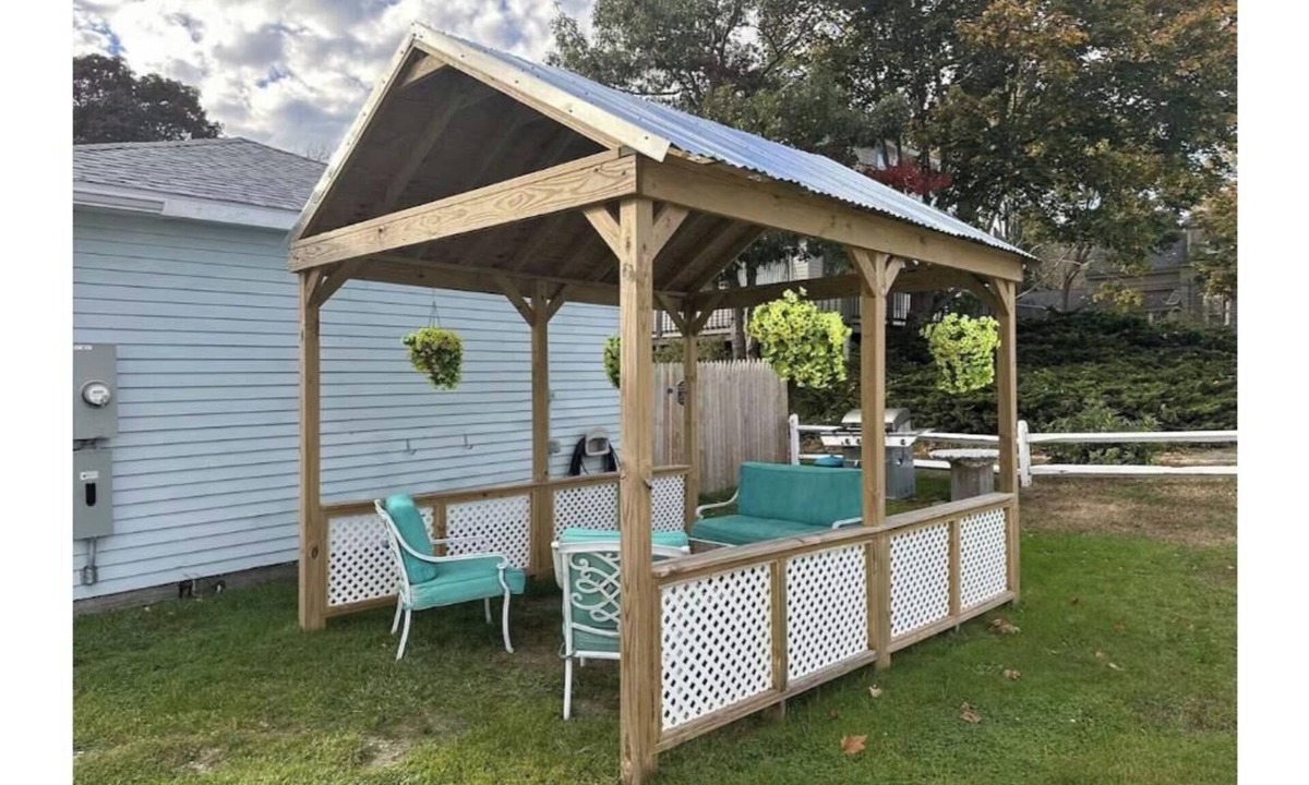 Buzzards Bay Apartment | Classic Quadruples 3