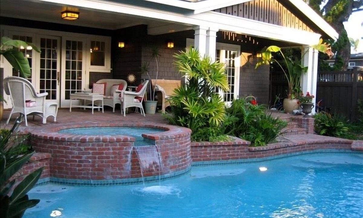 Coronado House | Classic Spacious Summer Home W/Pool Close to Beach