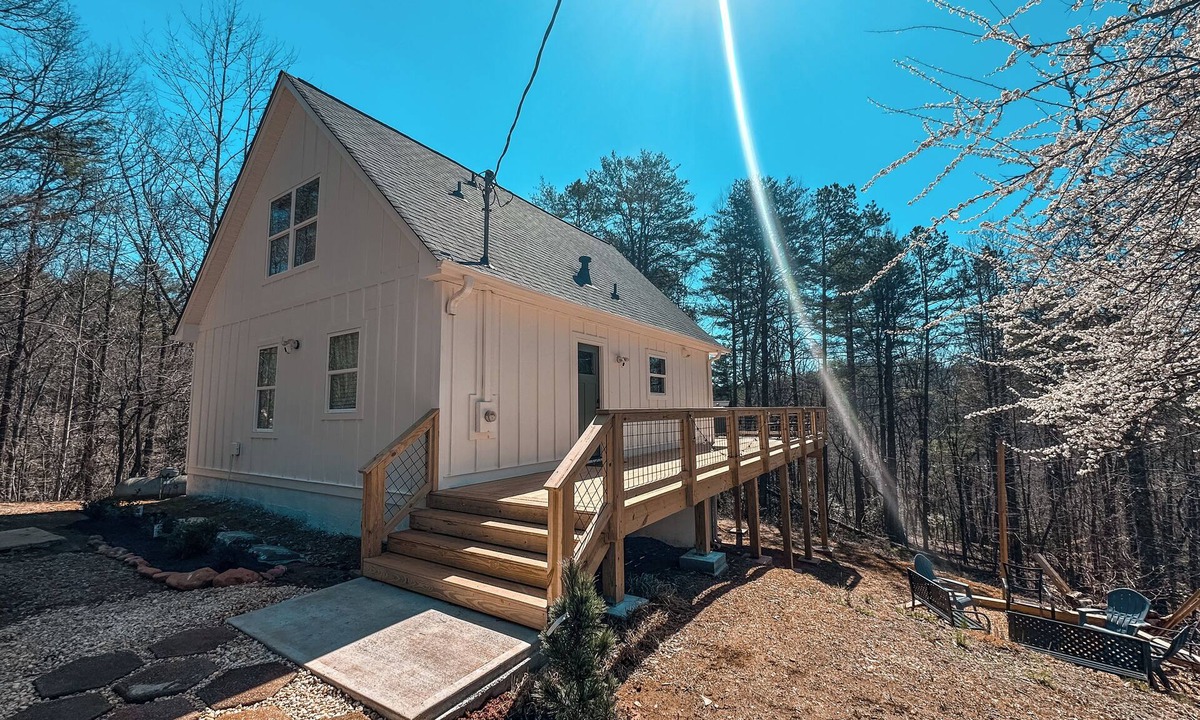 Dahlonega House | CLEAN and private Mountain Gem! - less than 10 mins to downtown Dahlonega!