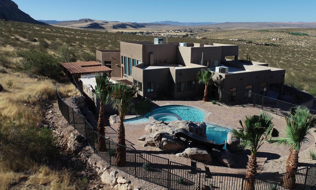 Hurricane House | Cliff Dwellers A Spectacular 5 Bedroom home just east of Sand Hollow Reservoir