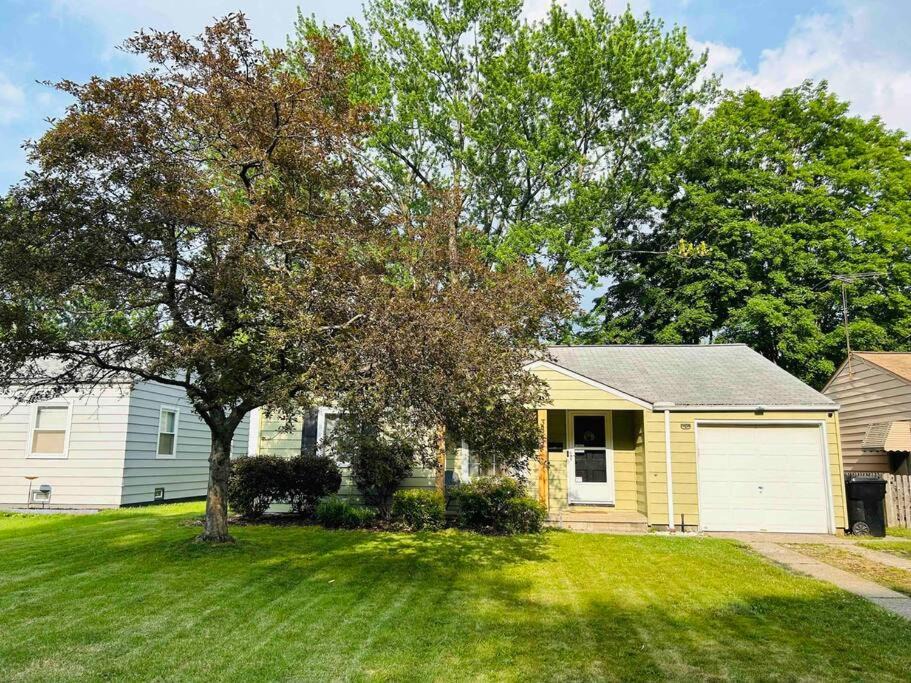 Cleveland House | Close to airport* Pets*Fenced yard*A/C & Fast WIFI