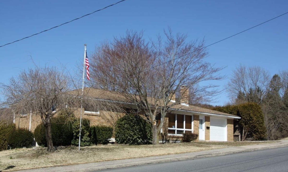 Lehighton House | Close to Blue Mountain, Jim Thorpe, and Beltzville Lake