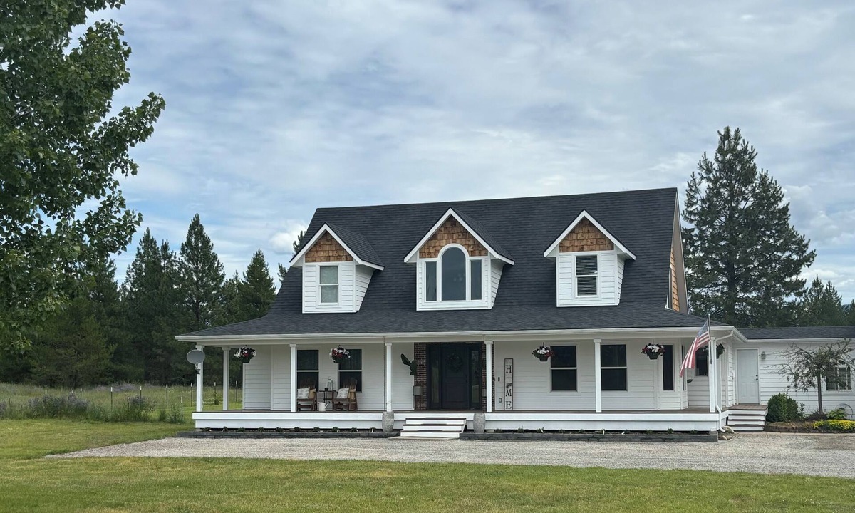 Athol House | Close to Silverwood Hot tub Game Room Fire Pit