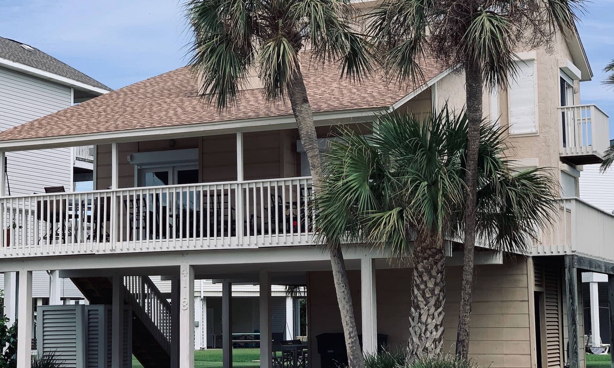 Pirates Beach House | Close to the Beach ! One short block to the beach.