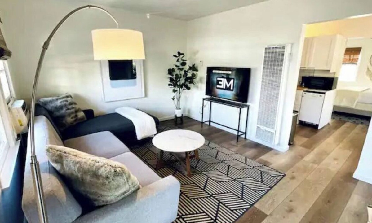 Palms House | Coastal Bungalow Culver City Walk to Metro, Shops, Gyms