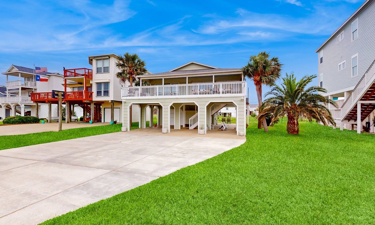 Pirates Beach House | Coastal dog friendly retreat with large deck & kitchen - short walk to beach