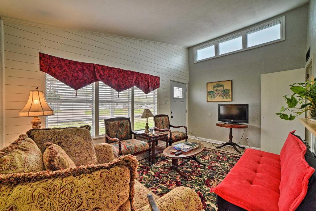 Bay Area House | Coastal Escape w/Yard, Walk 1 Mile to Texas A & M