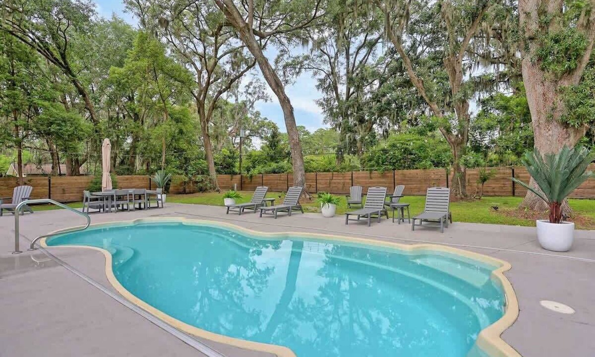 Savannah House | Coastal Retreat w Heated Pool Near Beach & City