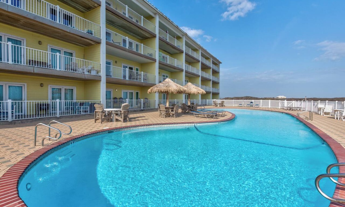 Port Aransas Condo | Coastal Retreat with Pool & Beach Access
