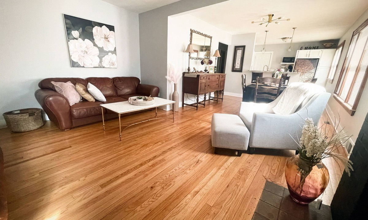 Syracuse House | Come home to Kenwood 2 bed pet friendly free park conveniently in Syracuse