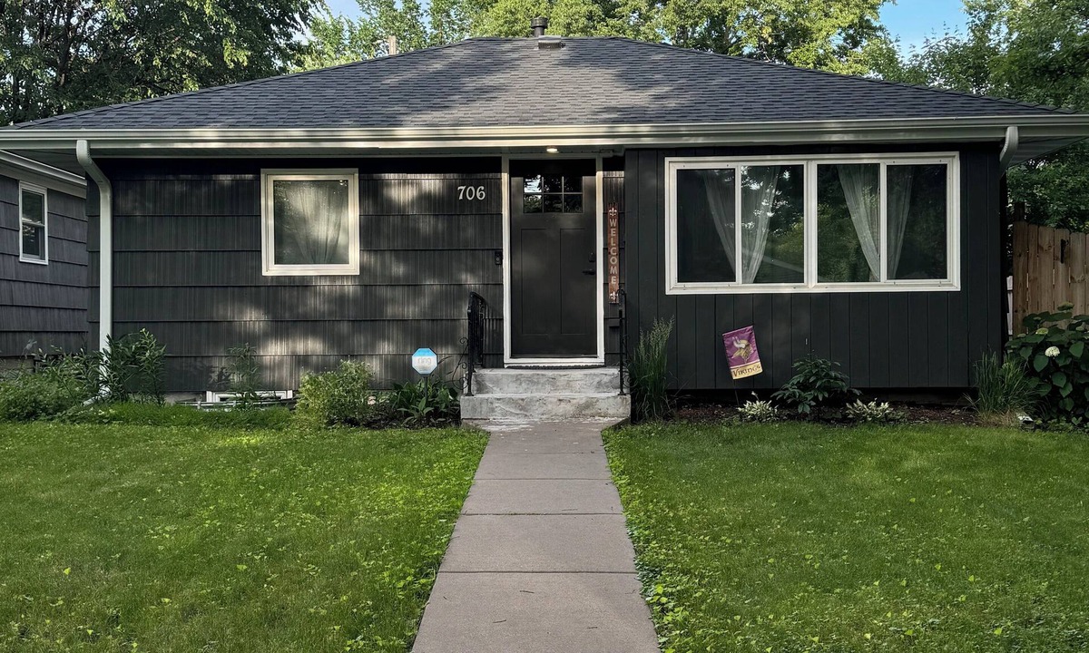 Minneapolis House | Come stay, relax and unwind at this centrally-located home in Willard Hay.