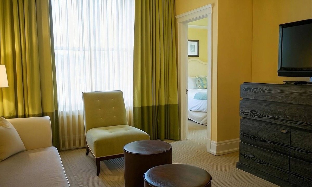 Goose Hollow Hotel | Comfort and Convenience! 2 Modern Suite, Pet-friendly Hotel with Pop-Up Cinema!