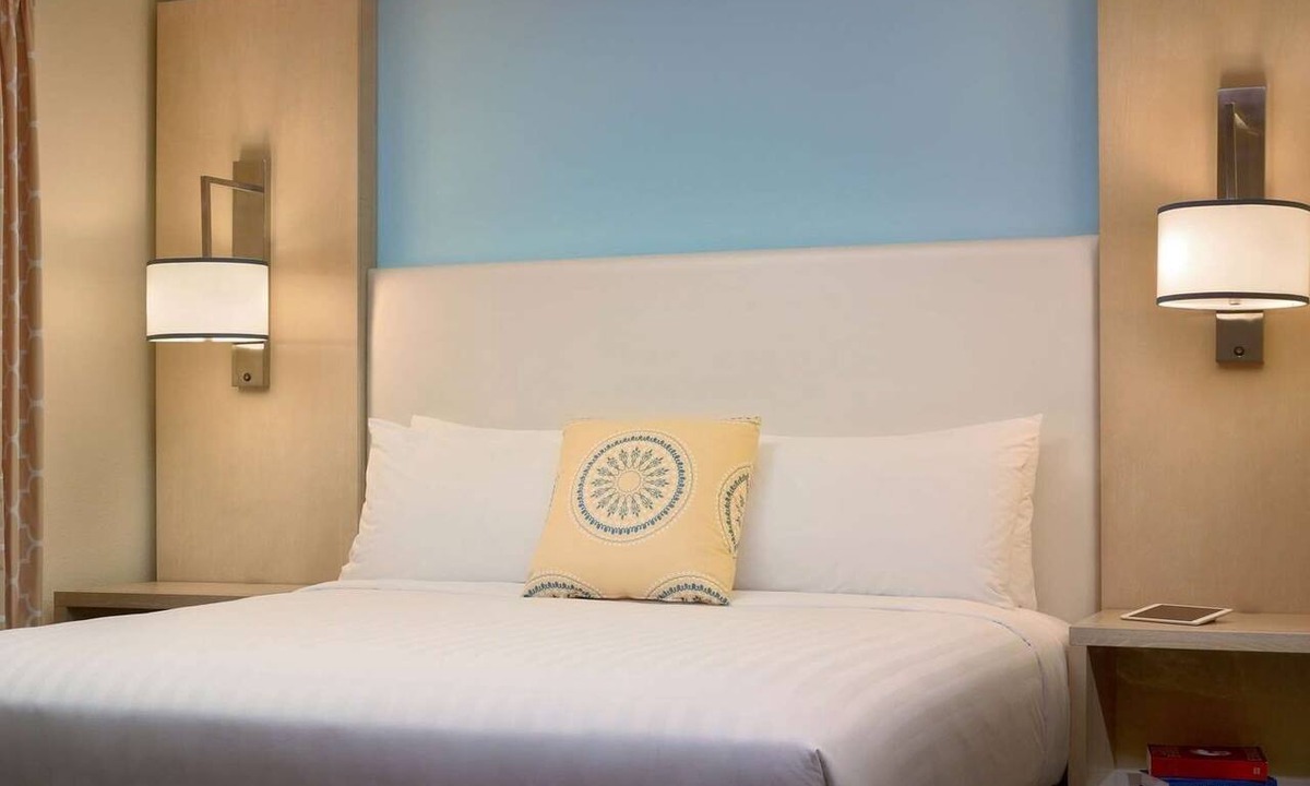 Auburn Hills Hotel | Comfort & Convenience at Auburn Hills! Kitchenette, Outdoor Pool, Free Breakfast