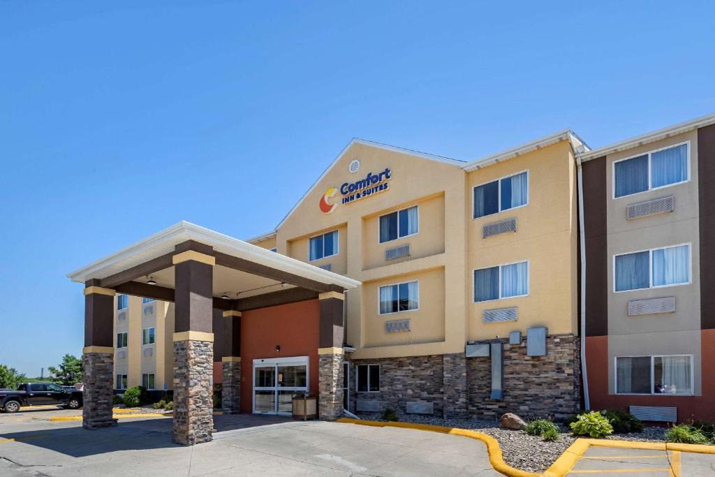 Waterloo Hotel | Comfort Inn & Suites Waterloo - Cedar Falls