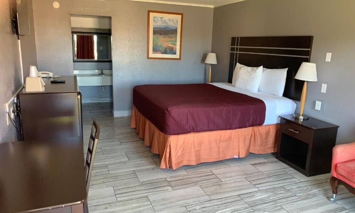 Beeville Hotel | Comfortable & Budget-Friendly Room w/Free Parking – Perfect for Pet Owners