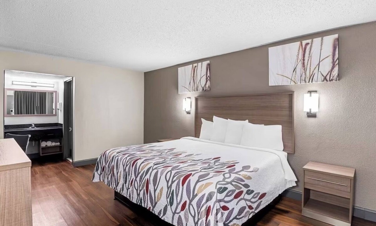 Sandston Hotel | Comfortable King Accommodation Minutes to Airport & Museum District