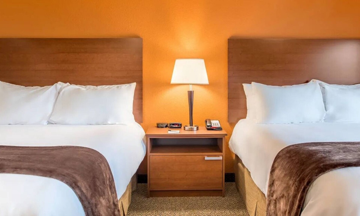 Buena Hotel | Comfortable Room Tailored for Business or Leisure Travelers
