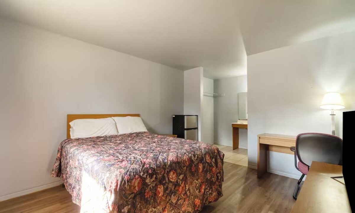 Clute Hotel | Comfortable Room w/Free Parking, Brazosport Museum - 2.2 miles away