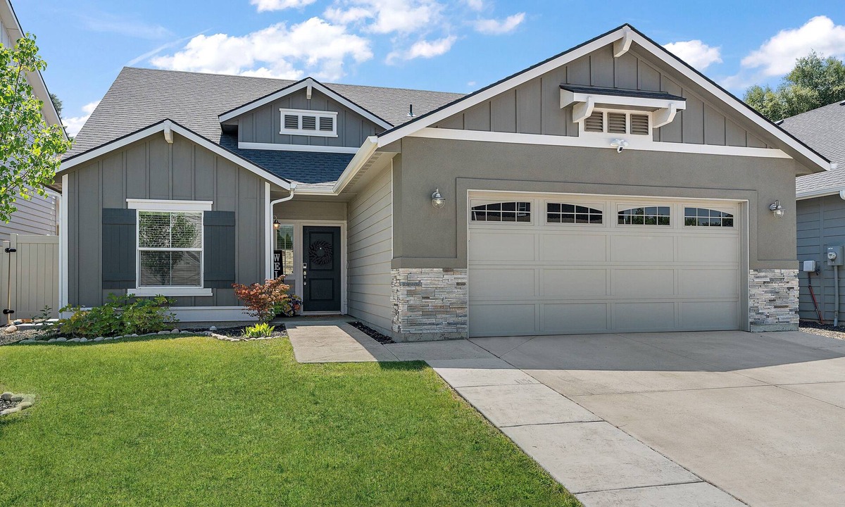 Eagle House | Comfy “Idahome” just minutes from downtown Eagle. A perfect 3BR family gem!
