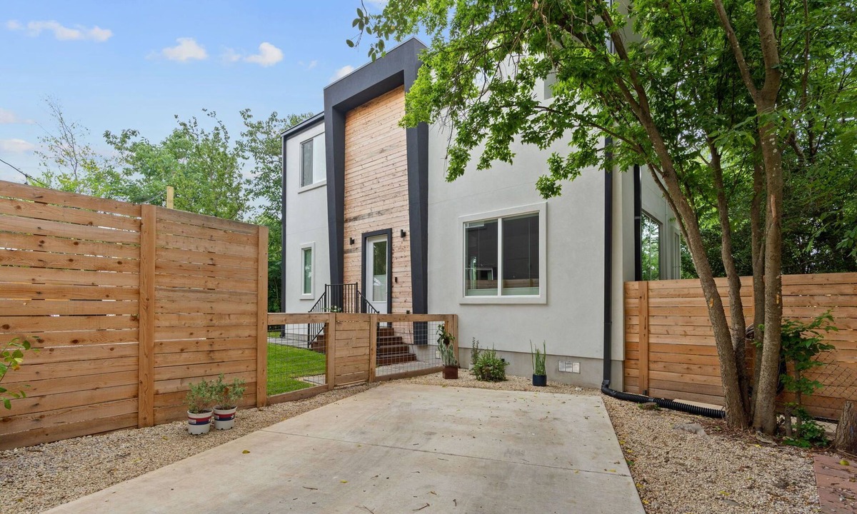 South Manchaca House | Contemporary 3-Bedroom home in South-central Austin. Tall ceilings, private yard