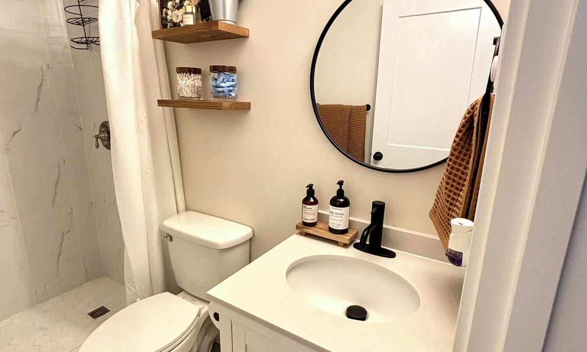 Tukwila House | Convenient modern 2br home, 5 mins from airport.