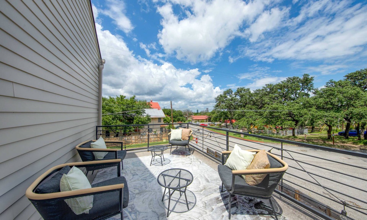 Galindo House | Conveniently located | Upstairs Deck BBQ