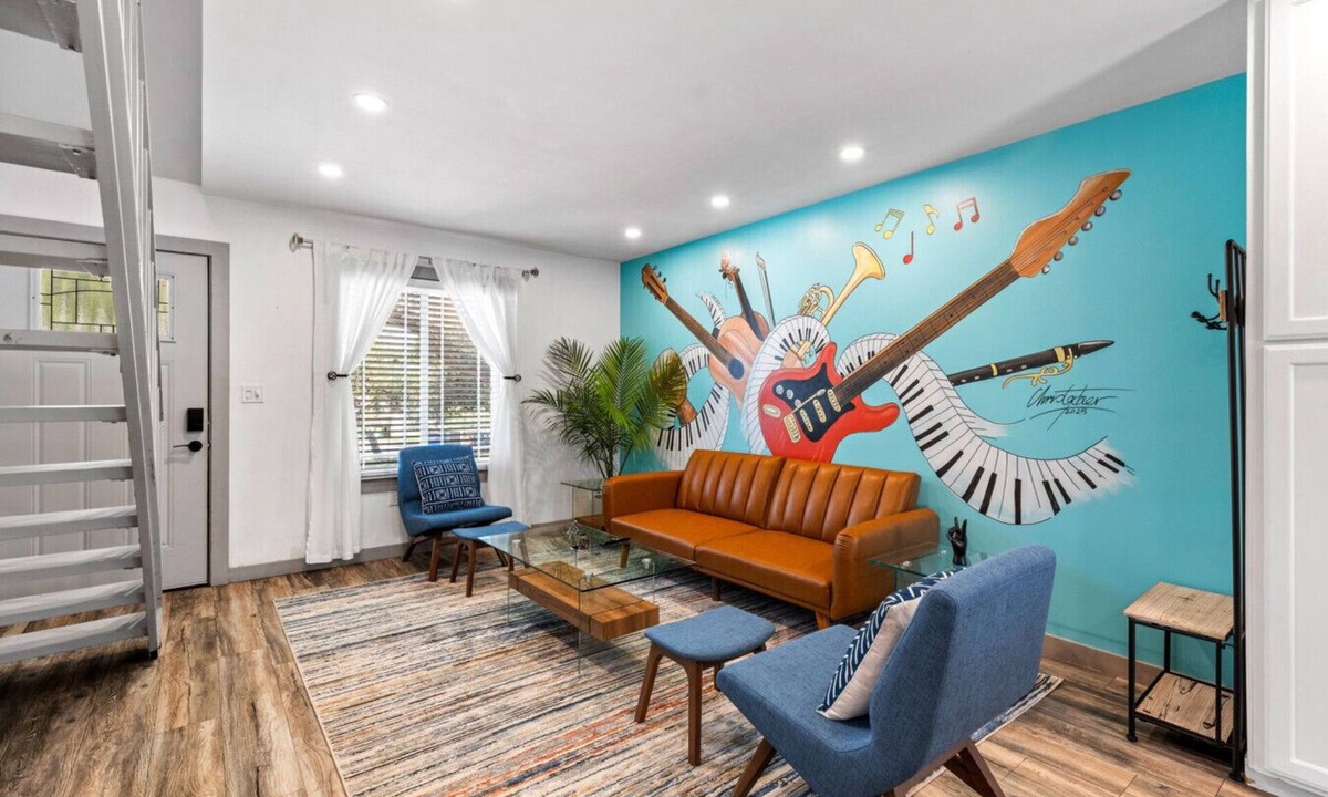St. Edwards House | Cool Vibes SoCo Townhome!