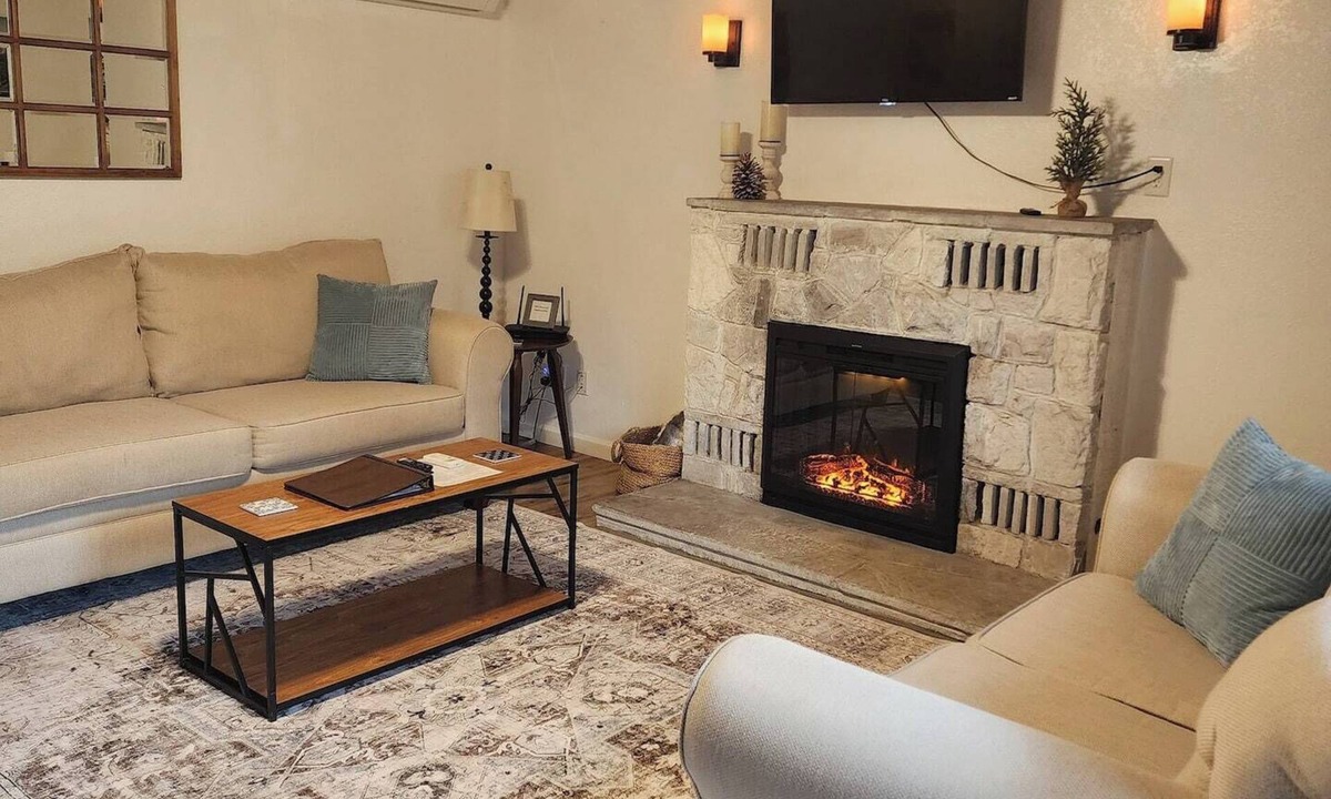 Midpines House | Cottage on Bear Creek is a 2-bedroom home located in Mariposa, California. The home features queen beds and accommodates families, couples, and small groups